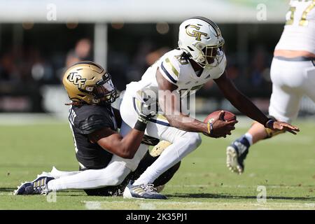 24. September 2022: Georgia Tech Yellow Jackets Quarterback JEFF SIMS (10) wird vom UCF Knights-Linienrichter WALTER YATES III (27) während des Football-Spiels der University of Central Florida Knights und des Georgia Tech Yellow Jackets NCAA im FBC Mortgage Stadium in Orlando, FL, am 24. September 2022 entlassen. (Bild: © Cory Knowlton/ZUMA Press Wire) Stockfoto