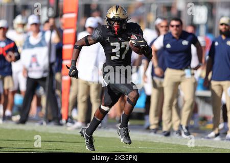 24. September 2022: UCF Knights Safety QUADRIC BULLARD (37) spielt den Ball für einen Touchdown während der University of Central Florida Knights und des Georgia Tech Yellow Jackets NCAA Fußballspiels im FBC Mortgage Stadium in Orlando, FL am 24. September 2022. (Bild: © Cory Knowlton/ZUMA Press Wire) Stockfoto