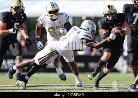 24. September 2022: UCF-Ritter laufen zurück ISAIAH BOWSER (5) läuft während der University of Central Florida Knights und dem Georgia Tech Yellow Jackets NCAA Fußballspiel am 24. September 2022 im FBC Mortgage Stadium in Orlando, FL, die Mitte hinauf. (Bild: © Cory Knowlton/ZUMA Press Wire) Stockfoto