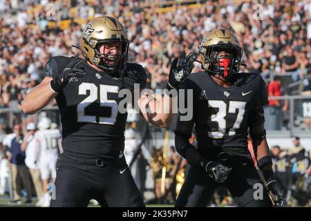 24. September 2022: Der UCF-Ritter-Linebacker CAMDEN VINING (25) und der UCF-Ritter-Sicherheits-QUADRIC BULLARD (37) feiern nach einem Touchdown während der University of Central Florida Knights und des Georgia Tech Yellow Jackets NCAA Fußballspiels im FBC Mortgage Stadium in Orlando, FL am 24. September 2022. (Bild: © Cory Knowlton/ZUMA Press Wire) Stockfoto