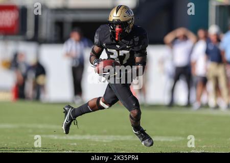 24. September 2022: UCF Knights Safety QUADRIC BULLARD (37) erholt sich von einem Fumble und spielt den Ball während der University of Central Florida Knights und dem Georgia Tech Yellow Jackets NCAA Fußballspiel im FBC Mortgage Stadium in Orlando, FL am 24. September 2022. (Bild: © Cory Knowlton/ZUMA Press Wire) Stockfoto