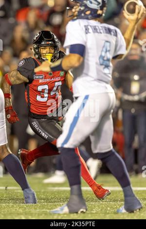 Ottawa, Kanada. 24. September 2022. Damon Webb (34) der Ottawa Redblacks in einem regulären Saison Canadian Football League (CFL) Spiel zwischen den Toronto Argonauts bei den Ottawa Redblacks. Die Argonauten gewannen das Spiel 45-15. Stockfoto