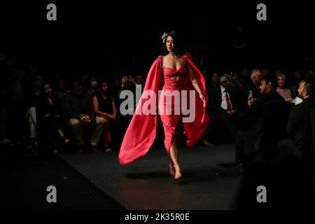 Kathmandu, Nepal. 24. September 2022. Die ehemalige Miss Nepal Ashmi Shrestha geht am letzten Tag der TGIF Nepal Fashion Week im Hyatt Regency in Kathmandu mit Designerkollektionen auf die Piste. Kredit: SOPA Images Limited/Alamy Live Nachrichten Stockfoto