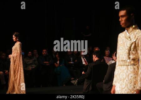 Kathmandu, Nepal. 24. September 2022. Am letzten Tag der TGIF Nepal Fashion Week im Hyatt Regency in Kathmandu geht ein Model mit Designer-Kollektionen auf die Piste. Kredit: SOPA Images Limited/Alamy Live Nachrichten Stockfoto