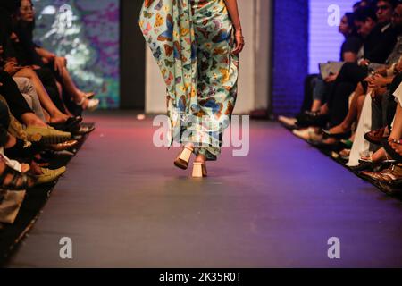 Kathmandu, Nepal. 24. September 2022. Am letzten Tag der TGIF Nepal Fashion Week im Hyatt Regency in Kathmandu geht ein Model mit Designer-Kollektionen auf die Piste. Kredit: SOPA Images Limited/Alamy Live Nachrichten Stockfoto