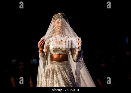 Kathmandu, Nepal. 24. September 2022. Am letzten Tag der TGIF Nepal Fashion Week im Hyatt Regency in Kathmandu geht ein Model in Brautmode-Kleidung mit Designer-Kollektionen auf die Piste. Kredit: SOPA Images Limited/Alamy Live Nachrichten Stockfoto