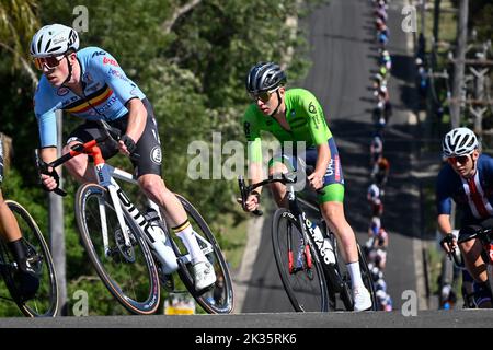 Der Belgier Stan Dewulf und der Slowene Tadej Pogacar wurden während des Elite-Straßenrennens der Männer bei den UCI Road World Championships Cycling 2022 in Wollongong, Australien, am Sonntag, den 25. September 2022, in Aktion gezeigt. Die Worlds finden vom 18. Bis 25. September statt. BELGA FOTO DIRK WAEM Stockfoto