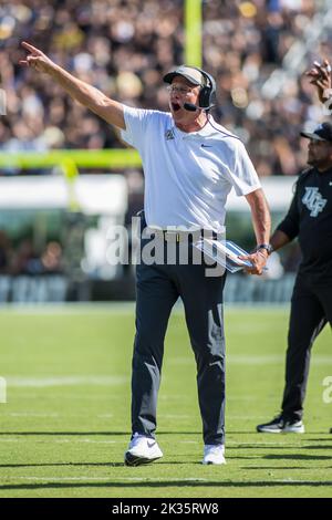 24. September 2022: UCF-Ritter-Cheftrainer Gus Malzahn brüllt vom Rand des Spiels während des NCAA-Fußballspiels zwischen den Georgia Tech Yellow Jackets und den University of Central Florida Knights im FBC Mortgage Stadium Orlando, FL. Jonathan Huff/CSM. Stockfoto
