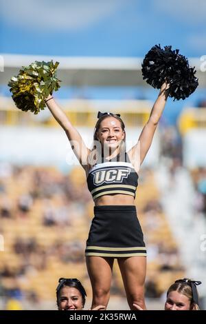 24. September 2022: Ein Cheerleader der UCF-Ritter feuert während des NCAA-Fußballspiels zwischen den Georgia Tech Yellow Jackets und den Knights der University of Central Florida im FBC Mortgage Stadium Orlando, FL, auf eine Betäubung. Jonathan Huff/CSM. Stockfoto