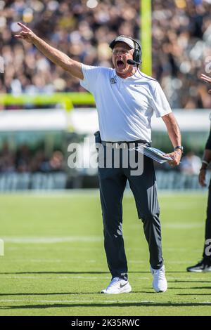 24. September 2022: UCF-Ritter-Cheftrainer Gus Malzahn brüllt vom Rand des Spiels während des NCAA-Fußballspiels zwischen den Georgia Tech Yellow Jackets und den University of Central Florida Knights im FBC Mortgage Stadium Orlando, FL. Jonathan Huff/CSM. Stockfoto