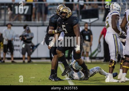 24. September 2022: UCF Knights defensive Tackle Ricky Barber (5) feiert während des NCAA-Fußballspiels zwischen den Georgia Tech Yellow Jackets und den University of Central Florida Knights im FBC Mortgage Stadium Orlando, FL, einen Sack. Jonathan Huff/CSM. Stockfoto