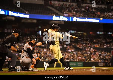 Arizona Diamondbacks erster Baseman Christian Walker (53) fliegt im vierten Inning eines MLB-Baseballspiels gegen die San Franci ins Mittelfeld Stockfoto