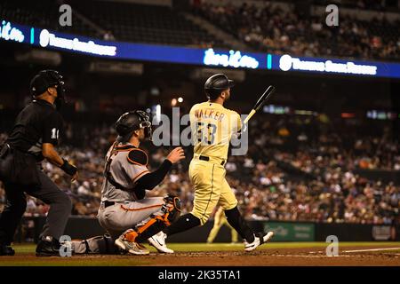 Arizona Diamondbacks erster Baseman Christian Walker (53) fliegt im vierten Inning eines MLB-Baseballspiels gegen die San Franci ins Mittelfeld Stockfoto