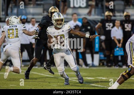 24. September 2022: Georgia Tech Yellow Jackets Quarterback Jeff Sims (10) arbeitet während des NCAA-Fußballspiels zwischen den Georgia Tech Yellow Jackets und den University of Central Florida Knights im FBC Mortgage Stadium Orlando, FL, unter Druck. Jonathan Huff/CSM. Stockfoto