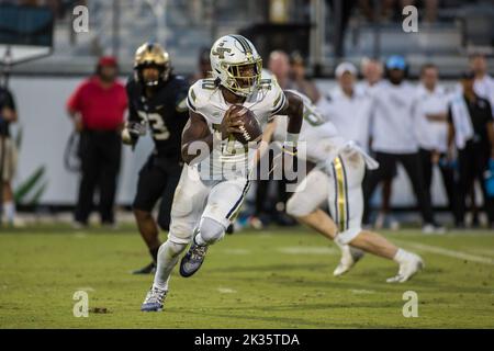 24. September 2022: Georgia Tech Yellow Jackets Quarterback Jeff Sims (10) kriegt während des NCAA-Fußballspiels zwischen den Georgia Tech Yellow Jackets und den University of Central Florida Knights im FBC Mortgage Stadium Orlando, FL. Jonathan Huff/CSM. Stockfoto