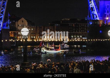 London, Großbritannien. 24. September 2022. Gloriana, die Rowbarge der Königin, beim Durchlaufen der Tower Bridge während der Reflection Flotilla. Über 150 Boote, darunter Gloriana, die Rowbarge der Königin, nehmen an der Reflection Flotilla zur Jubiläumsfeier der Königin Elizabeth II. Entlang der Themse Teil. (Foto von Hesther Ng/SOPA Images/Sipa USA) Quelle: SIPA USA/Alamy Live News Stockfoto