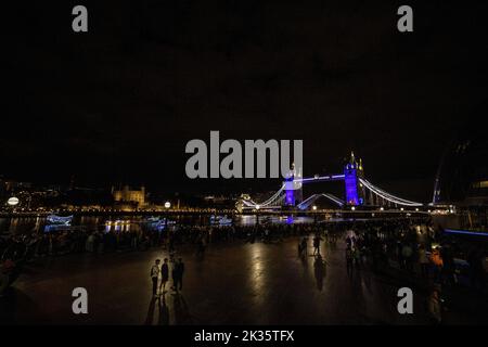 London, Großbritannien. 24. September 2022. In der Themse stehen Boote für die Reflection Flotilla an. Über 150 Boote, darunter Gloriana, die Rowbarge der Königin, nehmen an der Reflection Flotilla zur Jubiläumsfeier der Königin Elizabeth II. Entlang der Themse Teil. (Foto von Hesther Ng/SOPA Images/Sipa USA) Quelle: SIPA USA/Alamy Live News Stockfoto