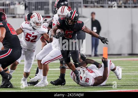 Columbus, Ohio, USA. 24. September 2022. Ohio State Buckeyes läuft zurück Dallan Hayden (5) wird von Wisconsin Dachs Nasen-Angriff Keeanu Benton (95) auf einem Lauf während des Spiels zwischen den Wisconsin Dachs und den Ohio State Buckeyes im Ohio Stadium, Columbus, Ohio, gestolpert. (Bild: © Scott Stuart/ZUMA Press Wire) Stockfoto