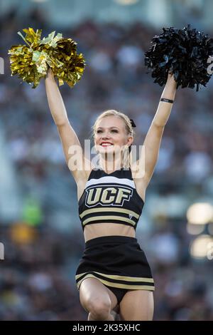 24. September 2022: Ein Cheerleader der UCF-Ritter jubelt während des NCAA-Fußballspiels zwischen den Georgia Tech Yellow Jackets und den University of Central Florida Knights im FBC Mortgage Stadium Orlando, FL. Jonathan Huff/CSM. Stockfoto