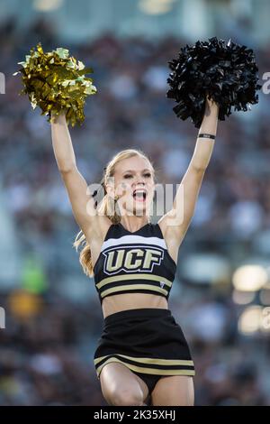 24. September 2022: Ein Cheerleader der UCF-Ritter jubelt während des NCAA-Fußballspiels zwischen den Georgia Tech Yellow Jackets und den University of Central Florida Knights im FBC Mortgage Stadium Orlando, FL. Jonathan Huff/CSM. Stockfoto