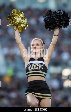 24. September 2022: Ein Cheerleader der UCF-Ritter jubelt während des NCAA-Fußballspiels zwischen den Georgia Tech Yellow Jackets und den University of Central Florida Knights im FBC Mortgage Stadium Orlando, FL. Jonathan Huff/CSM. Stockfoto