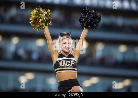24. September 2022: Ein Cheerleader der UCF-Ritter jubelt während des NCAA-Fußballspiels zwischen den Georgia Tech Yellow Jackets und den University of Central Florida Knights im FBC Mortgage Stadium Orlando, FL. Jonathan Huff/CSM. Stockfoto