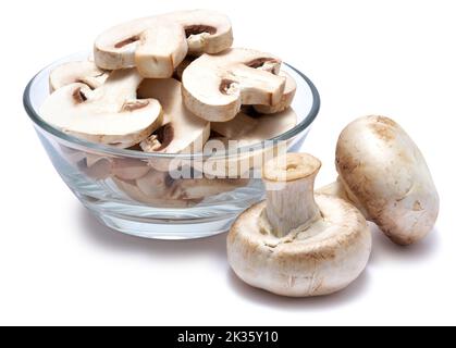 In Scheiben geschnittene weiße Champignon-Pilze in Glasschüssel isoliert auf weißem Hintergrund Stockfoto