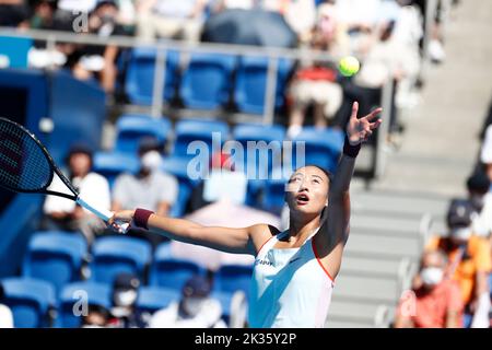 Tokio, Japan. 25. September 2022. Qinwen ZHENG (CHN) ist gegen Liudmila SAMSONOVA während ihres Einzel-Finalmatches beim TORAY PAN PACIFIC OPEN TENNIS TURNIER 2022 im Ariake Coliseum. Das Turnier findet vom 17. Bis 25. September statt. (Bild: © Rodrigo Reyes Marin/ZUMA Press Wire) Bild: ZUMA Press, Inc./Alamy Live News Stockfoto