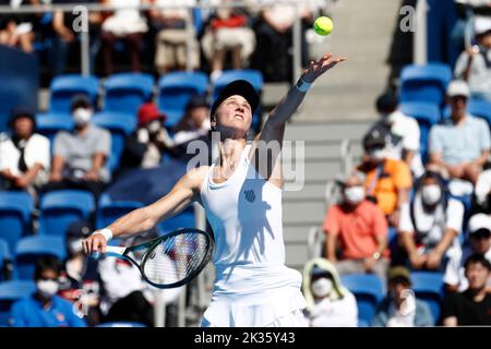 Tokio, Japan. 25. September 2022. Liudmila SAMSONOVA ist gegen Qinwen ZHENG (CHN) während ihres Einzelfinalmatches beim TORAY PAN PACIFIC OPEN TENNIS TURNIER 2022 im Ariake Coliseum im Einsatz. Das Turnier findet vom 17. Bis 25. September statt. (Bild: © Rodrigo Reyes Marin/ZUMA Press Wire) Bild: ZUMA Press, Inc./Alamy Live News Stockfoto