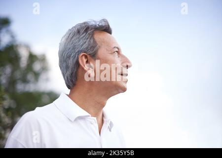 Frische Luft. Ein hübscher reifer Mann, der draußen steht. Stockfoto