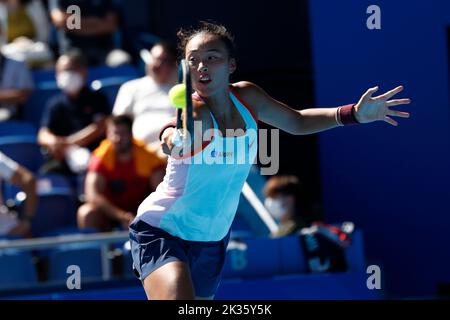 Tokio, Japan. 25. September 2022. Qinwen ZHENG (CHN) trifft eine Rückkehr gegen Liudmila SAMSONOVA während ihres Einzel-Finalmatches beim TORAY PAN PACIFIC OPEN TENNIS TURNIER 2022 im Ariake Coliseum. Das Turnier findet vom 17. Bis 25. September statt. (Bild: © Rodrigo Reyes Marin/ZUMA Press Wire) Bild: ZUMA Press, Inc./Alamy Live News Stockfoto