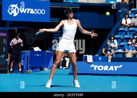 Tokio, Japan. 25. September 2022. Liudmila SAMSONOVA trifft eine Rückkehr gegen Qinwen ZHENG (CHN) während ihres Einzel-Finalmatches beim TORAY PAN PACIFIC OPEN TENNIS TURNIER 2022 im Ariake Coliseum. Das Turnier findet vom 17. Bis 25. September statt. (Bild: © Rodrigo Reyes Marin/ZUMA Press Wire) Bild: ZUMA Press, Inc./Alamy Live News Stockfoto