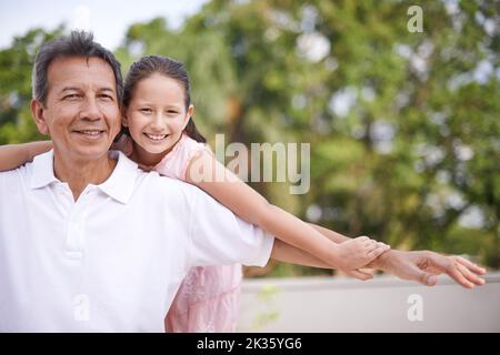 Zeit mit Großvater zu verbringen ist die beste. Porträt eines jungen Mädchens und ihres Großvaters, die Zeit miteinander verbringen. Stockfoto