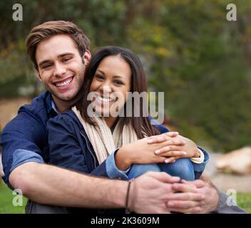 Ein gut aussehendes junges Paar, das einen liebevollen Moment im Freien genießt. Stockfoto