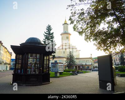 Ivano-Frankivsk, Ukraine - Juli 2021: Rathaus im Art déco-Stil. Rathaus auf dem Marktplatz im historischen Zentrum von Ivano-Franki Stockfoto