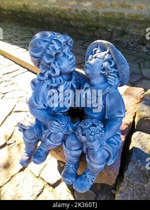 Die Profile der küssenden Kinder im Park in Kamianez-Podilskyi Ukraine. Skulptur im Park mit blau küssenden Jungen und Mädchen. Statue mit niedlichen Paar kis Stockfoto