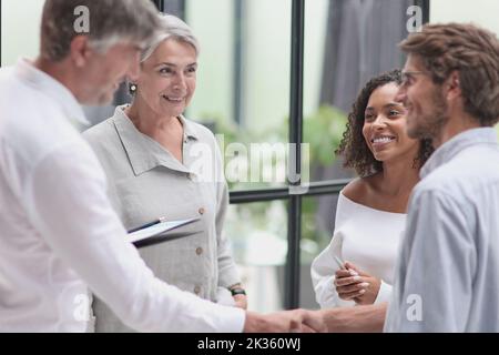 Gespräch zwischen Managern und Mitarbeitern im Büro Stockfoto