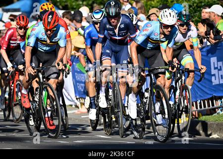 Der Belgier Remco Evenepoel, der Franzose Romain Bardet vom Team DSM und der Belgier Quinten Hermans, aufgenommen in Aktion beim Elite-Straßenrennen der Männer bei den UCI Road World Championships Cycling 2022, in Wollongong, Australien, Sonntag, 25. September 2022. Die Worlds finden vom 18. Bis 25. September statt. BELGA FOTO DIRK WAEM Stockfoto