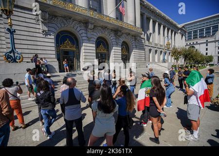 Während der Demonstration versammeln sich Demonstranten vor dem Rathaus. Nach dem Tod des jungen iranischen Mädchens Mahsa Amini traten in verschiedenen Städten des Iran Proteste und Demonstrationen auf. Außerhalb des Iran finden weltweit auch Proteste und Kundgebungen zur Unterstützung der Menschen im Iran statt. In San Francisco protestierten einige Menschen vor dem Rathaus von San Francisco. Die Demonstranten sagen, dass sie den Iranern ihre Stimme aussprechen und sie wissen lassen wollen, dass es viele Menschen gibt, die sie in der Welt unterstützen. Es gibt auch einige Iraner, die sich dem Protest anschließen und über den Protest sprechen. Stockfoto