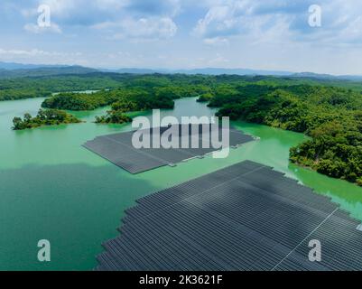 Luftaufnahme von oben auf Sonnenkollektoren oder Solarzellen auf Boje, die im See schweben Stockfoto