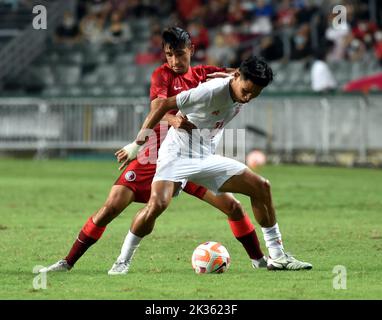 Hongkong, China. 24. September 2022. Jahangir Khan (Rückseite) von Chinas Hongkong steht mit Lin Htet Soe aus Myanmar während eines Freundschaftsspiel im Hong Kong Stadium in Hongkong, Südchina, am 24. September 2022, auf. Quelle: Lo Ping Fai/Xinhua/Alamy Live News Stockfoto