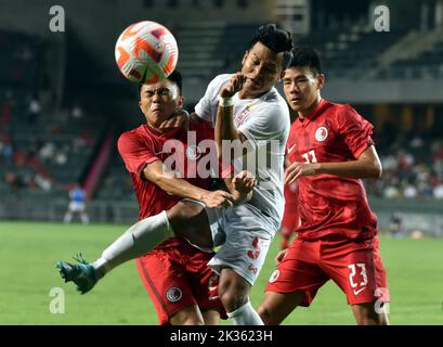 Hongkong, China. 24. September 2022. Cheng Siu Kwan (L) von Chinas Hongkong steht mit Ye Min Thu (C) von Myanmar während eines Freundschaftsspiel im Hong Kong Stadium in Hong Kong, Südchina, am 24. September 2022 gegenüber. Quelle: Lo Ping Fai/Xinhua/Alamy Live News Stockfoto