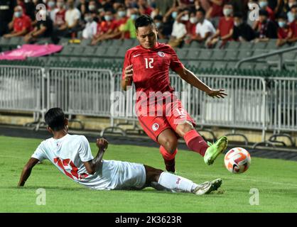 Hongkong, China. 24. September 2022. Leung Kwun Chung (R) von Chinas Hong Kong steht mit Kyaw Zin Lwin aus Myanmar während eines Freundschaftsspiel im Hong Kong Stadium in Hong Kong, Südchina, am 24. September 2022, auf. Quelle: Lo Ping Fai/Xinhua/Alamy Live News Stockfoto