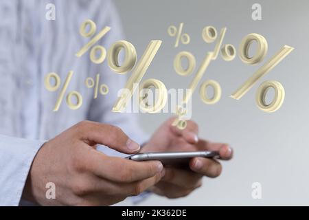 Der Mann, der das Smartphone mit den virtuellen Prozentsymbolen über dem Bildschirm hält. Vertriebskonzept Stockfoto