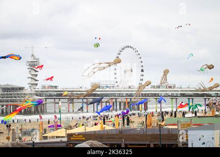 Den Haag, Niederlande. 24. September 2022. Drachen schweben am 24. September 2022 während eines Drachenfestivals in Den Haag, Niederlande, über dem Strand. Quelle: Sylvia Lederer/Xinhua/Alamy Live News Stockfoto