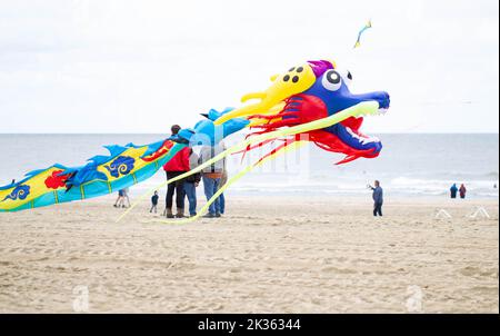 Den Haag, Niederlande. 24. September 2022. Drachen schweben am 24. September 2022 während eines Drachenfestivals in Den Haag, Niederlande, über dem Strand. Quelle: Sylvia Lederer/Xinhua/Alamy Live News Stockfoto