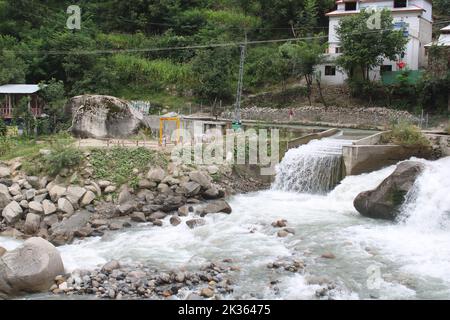 Schöne Aussicht auf Kutton Wasserfall, Neelum Tal, Kashmir. Der Kutton Wasserfall ist der schönste Wasserfall im Neelum Tal. Stockfoto