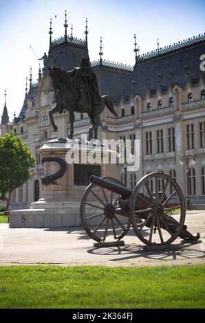 Ein vertikaler Schuss einer Kanone und die Statue von Stefan dem Großen, vor dem Kulturpalast, Iasi Stockfoto