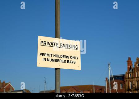 Ein privates Parkschild an einem Stab vor einem blauen Himmel. Stockfoto