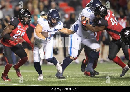 Ottawa, Kanada. 24. September 2022. Toronto Argonauts laufen zurück AJ Ouellette (34) läuft mit dem Ball während des CFL-Spiels zwischen Toronto Argonauts und Ottawa Redblacks im TD Place Stadium in Ottawa, Kanada. Daniel Lea/CSM/Alamy Live News Stockfoto